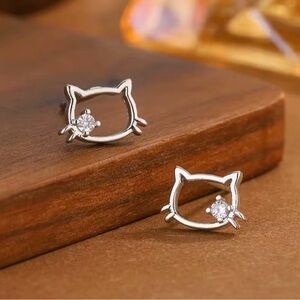 The dainty kitty earrings in 925